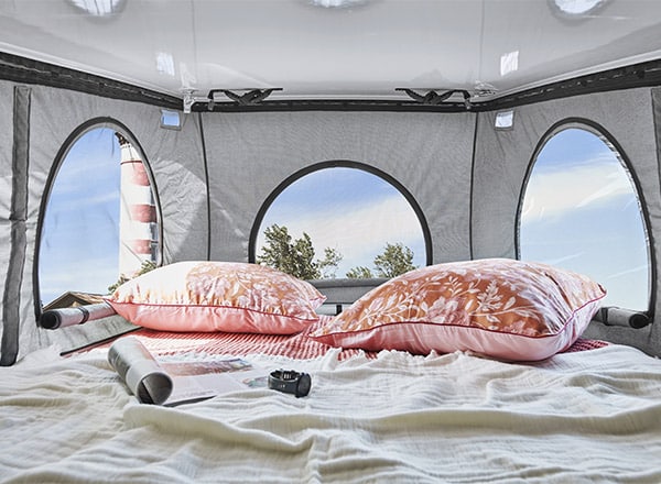 lit dans toit relevable d'un van aménagé Pilote