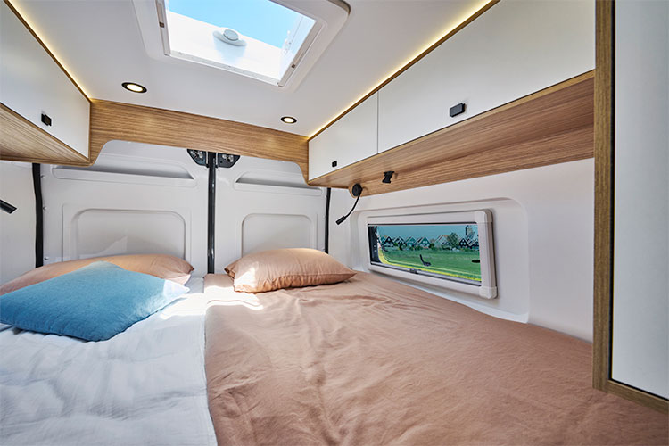 Chambre du fourgon V630J avec ses lits jumeaux.