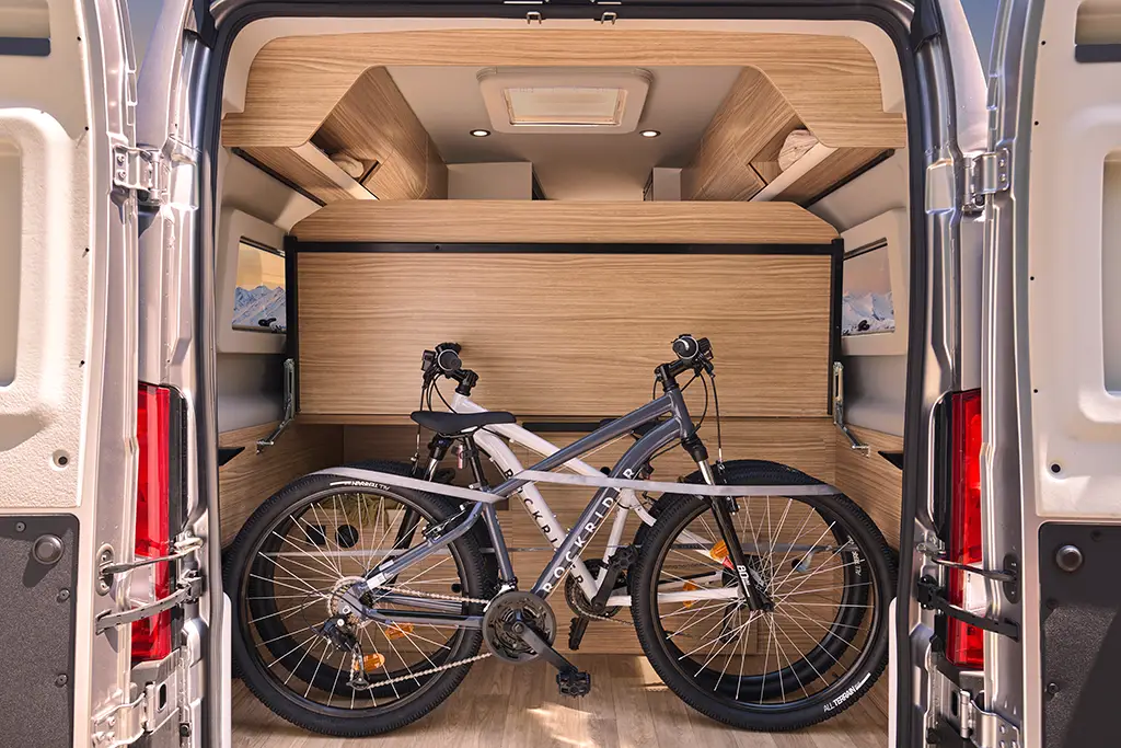 Soute Pyla ouverte du fourgon V630J avec vélos.